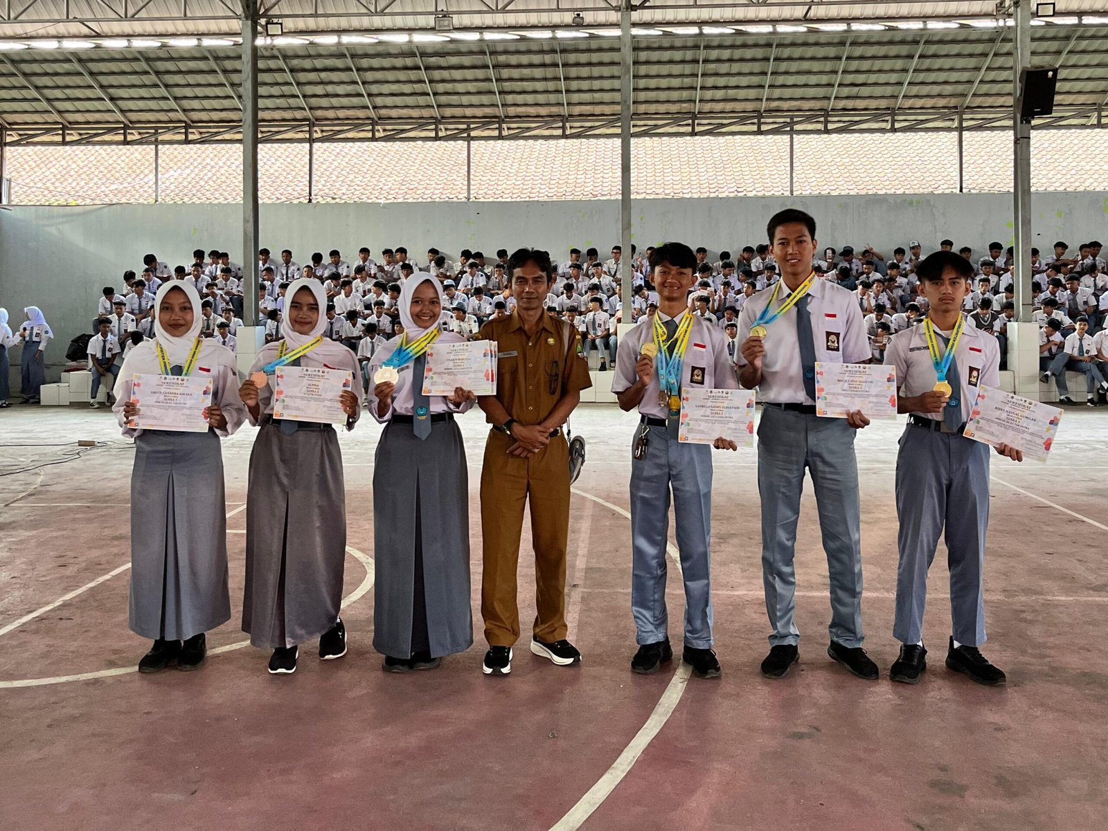SMANSAPAR KEMBALI JUARA: SEMANGAT TANPA BATAS 12 MEDALI KEMBALI DIBAWA PULANG